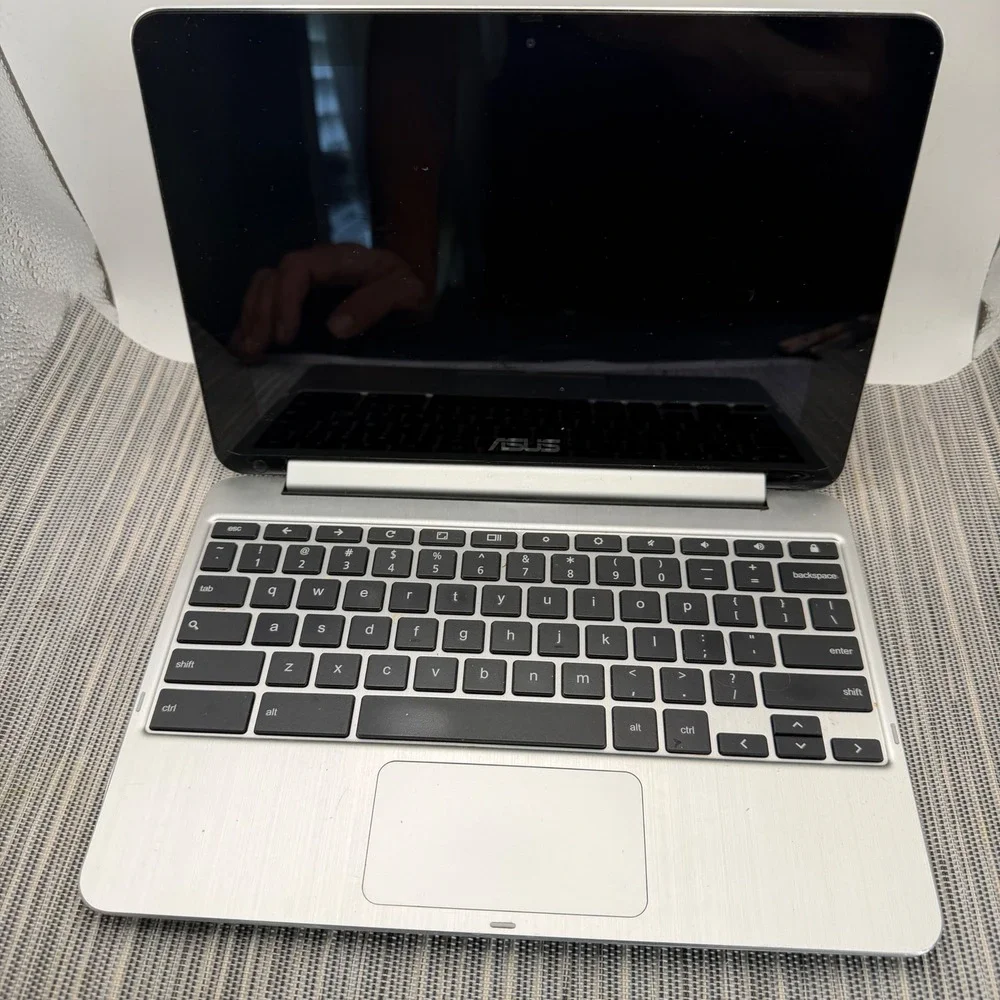 ASUS Chromebook Flip C100P 10.1in Touchscreen 2-in-1 Silver Laptop with Charger